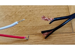 Plano detalle de cables eléctricos de tres colores diferentes