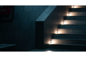 lámparas para escaleras empotradas en una estructura en exterior