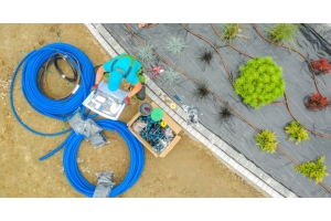 experto instalando una bomba sumergible en un sistema de riego agrícola