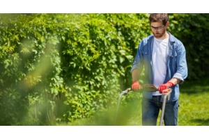 podadora en un jardín