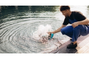 técnico instalando una bomba sumergible de forma correcta