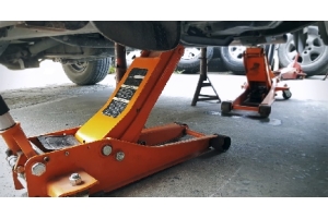 torre para auto en un taller